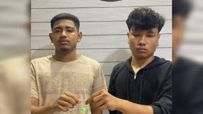 Dua pria penjual ekstasi serta diamankan polisi. [Istimewa]